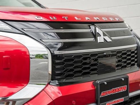 New 2025 Mitsubishi Outlander SE image 13