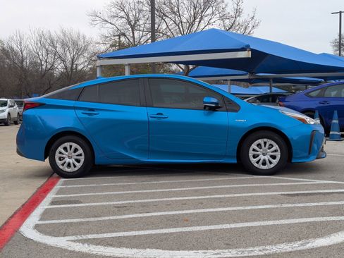 Used 2019 Toyota Prius LE image 3