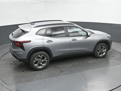 Used 2025 Chevrolet Trax LT w/ LT Convenience Package FWD image 29