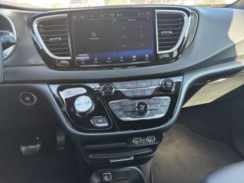 Used 2025 Chrysler Pacifica Select image 17