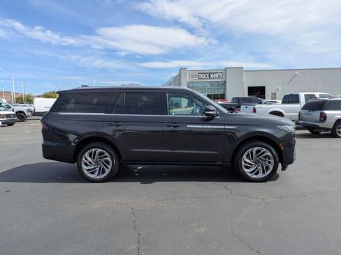 Used 2025 Lincoln Navigator Reserve image 2