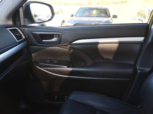 Used 2018 Toyota Highlander XLE AWD/4WD image 18
