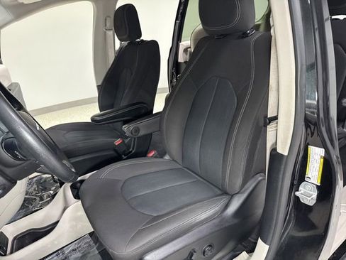 Used 2020 Chrysler Voyager LX FWD image 14