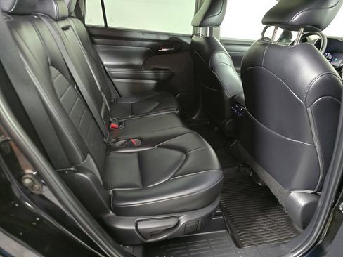 Used 2022 Toyota Highlander XLE AWD/4WD image 14