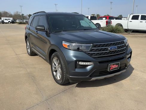 Used 2022 Ford Explorer XLT w/ Equipment Group 202A image 3