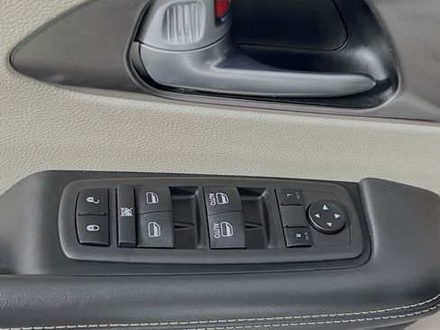 Used 2024 Chrysler Pacifica Touring-L FWD image 16