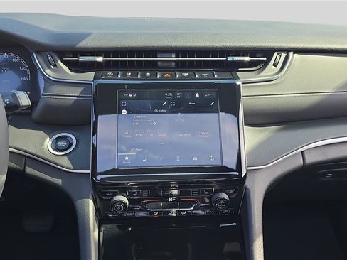 Used 2023 Jeep Grand Cherokee Altitude image 21