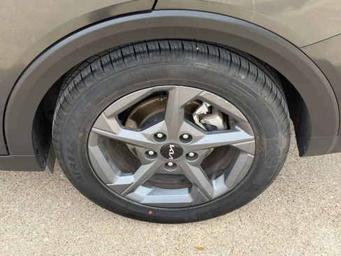 Used 2025 Kia K4 LXS image 32