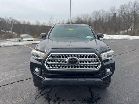 Used 2017 Toyota Tacoma TRD Off-Road w/ Exterior Package image 8