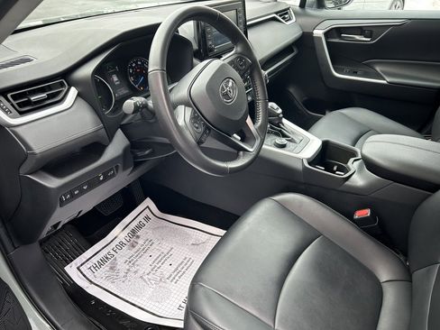 Used 2022 Toyota RAV4 XLE Premium image 8