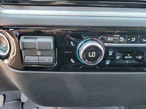 Used 2026 GMC Sierra 1500 SLT AWD/4WD image 18