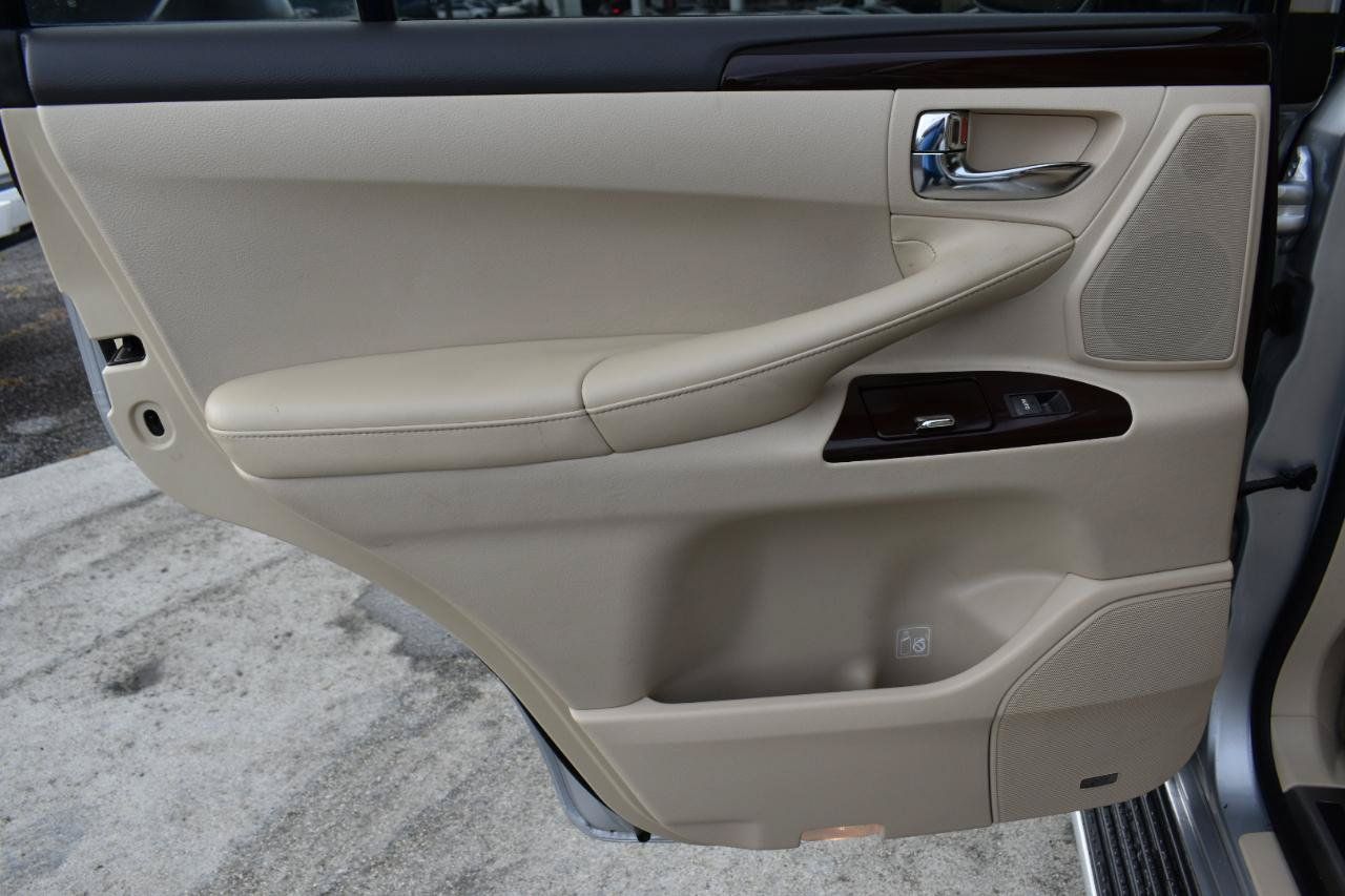 Used 2013 Lexus LX 570 4WD w/ Luxury Pkg image 39