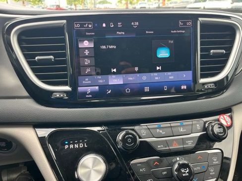 Used 2024 Chrysler Pacifica Touring-L FWD image 14