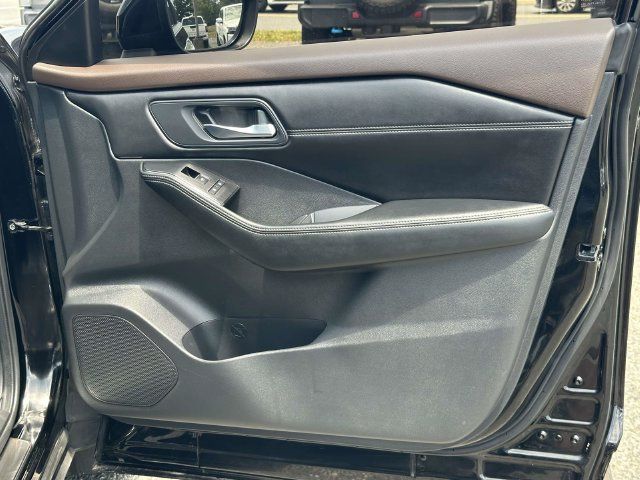 Used 2023 Nissan Rogue SL AWD/4WD image 11