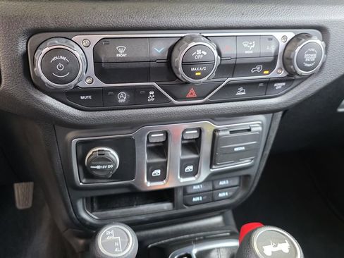 Used 2025 Jeep Wrangler Sport image 22