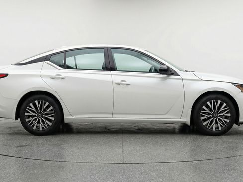 Used 2025 Nissan Altima 2.5 SV FWD image 11