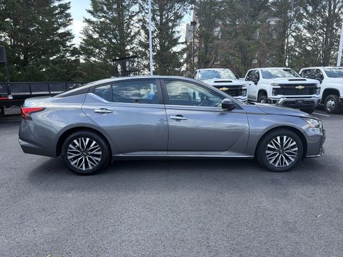 Used 2024 Nissan Altima 2.5 SV FWD image 11