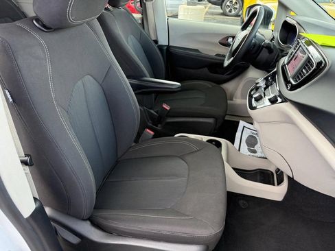 Certified 2023 Chrysler Voyager LX FWD image 6