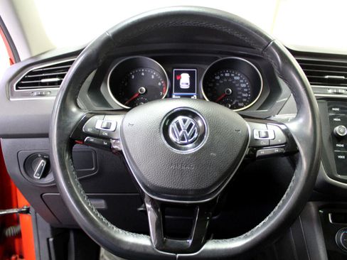 Used 2018 Volkswagen Tiguan SE w/ Panoramic Sunroof Package image 8