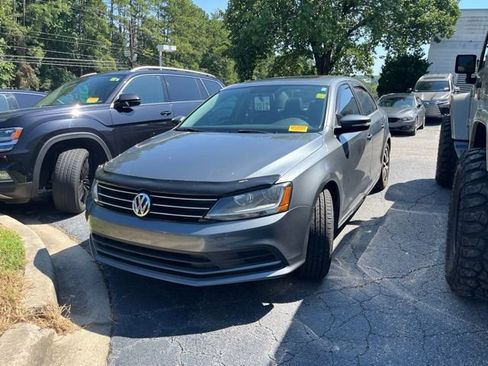 Used 2017 Volkswagen Jetta SE FWD image 2