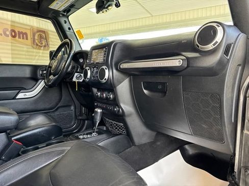 Used 2018 Jeep Wrangler Unlimited Sahara w/ Connectivity Group AWD/4WD image 22
