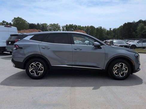 Used 2025 Kia Sportage LX image 3