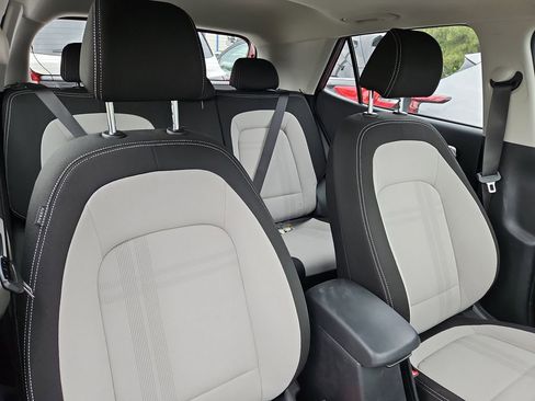 Used 2023 Hyundai Venue SEL FWD image 9