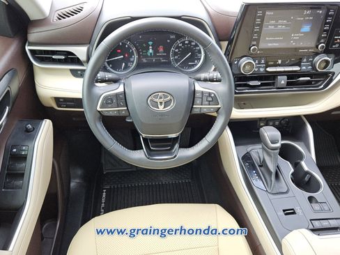 Used 2020 Toyota Highlander XLE FWD image 12