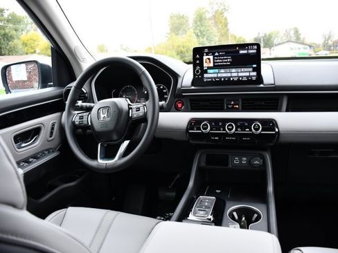 New 2025 Honda Pilot Touring image 23