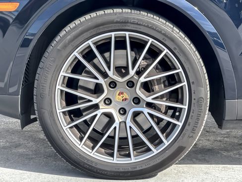 Certified 2023 Porsche Cayenne Platinum Edition image 27