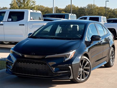 Used 2025 Toyota Corolla SE image 2