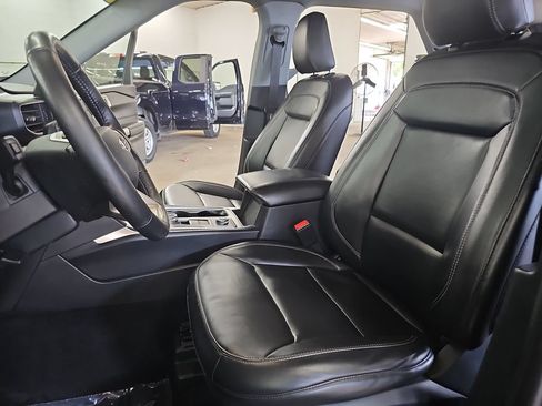 Used 2021 Ford Explorer XLT w/ Equipment Group 202A AWD/4WD image 16
