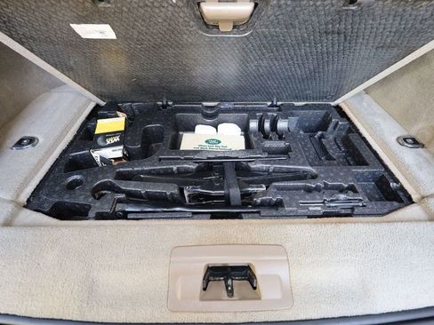 Used 2012 Land Rover Range Rover Sport HSE image 32