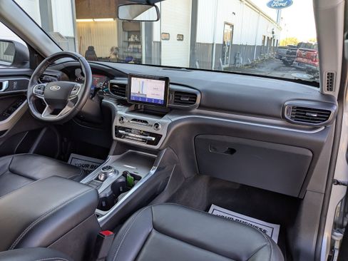 Used 2022 Ford Explorer XLT w/ Equipment Group 202A AWD/4WD image 18