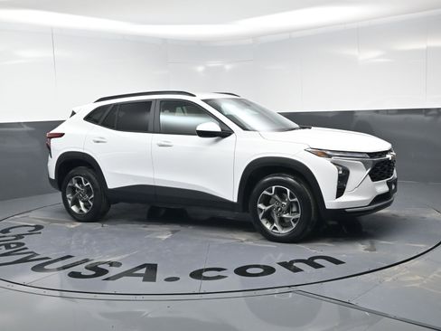 Used 2025 Chevrolet Trax LT w/ Driver Confidence Package image 2