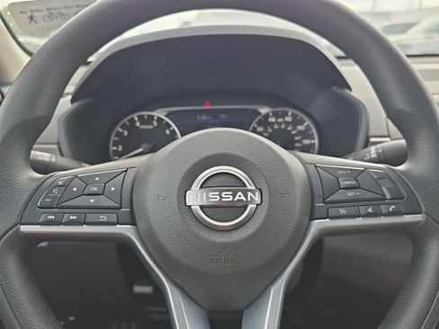 Used 2025 Nissan Altima 2.5 SV AWD/4WD image 18