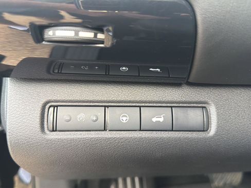 Used 2025 Nissan Pathfinder SV FWD image 10