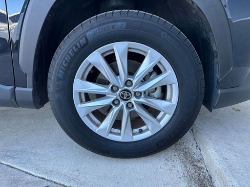 Used 2025 Toyota Corolla Cross LE image 29