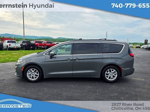 Used 2022 Chrysler Pacifica Touring-L FWD image 4