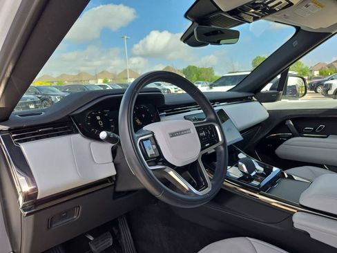Used 2024 Land Rover Range Rover Sport SE image 2