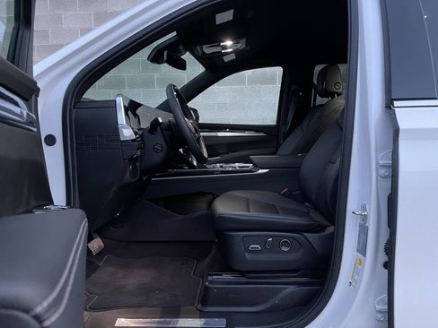 Used 2025 Cadillac Escalade Luxury image 13