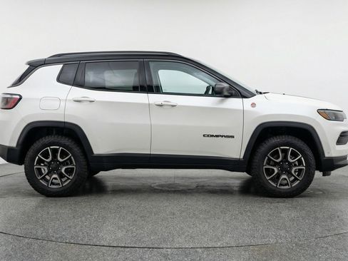 Used 2025 Jeep Compass Trailhawk AWD/4WD image 11