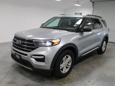 Used 2023 Ford Explorer XLT w/ Equipment Group 202A AWD/4WD image 4