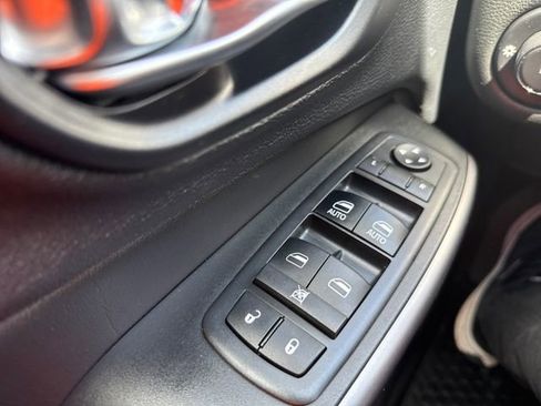 Used 2019 Jeep Cherokee Latitude Plus w/ Cold Weather Group AWD/4WD image 25