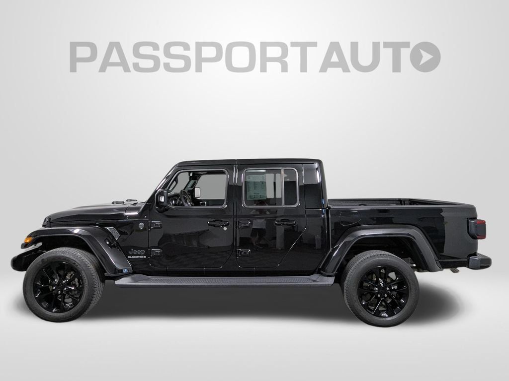 Used 2023 Jeep Gladiator Overland AWD/4WD image 2