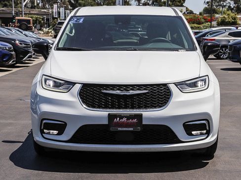 Used 2024 Chrysler Pacifica Limited FWD image 2