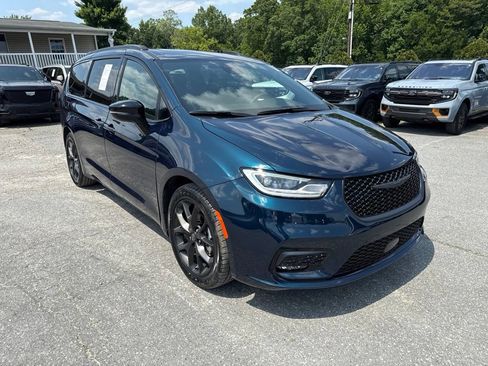 Used 2025 Chrysler Pacifica Limited w/ Uconnect Theater Family Group FWD image 2
