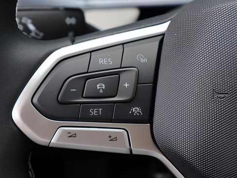 Certified 2025 Volkswagen Taos SE FWD image 20