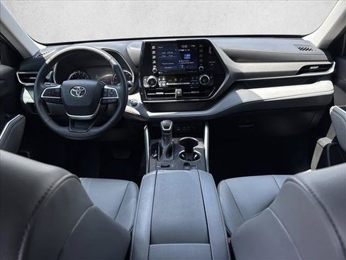 Used 2022 Toyota Highlander XLE AWD/4WD image 19