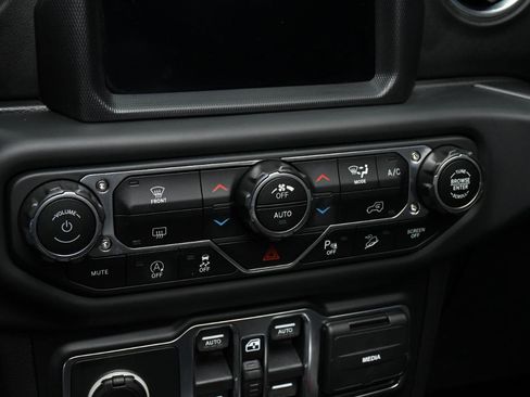 Used 2018 Jeep Wrangler Unlimited Sahara image 26